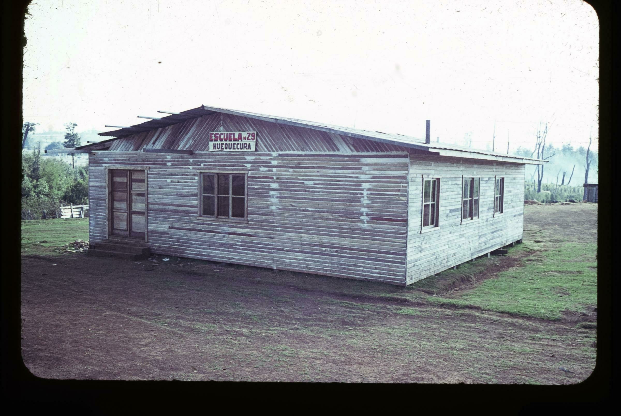 Plano entero fachada de escuela Huequecura