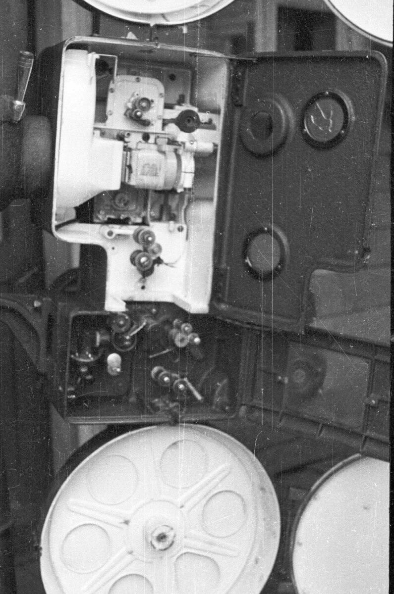 Plano medio del interior de un proyector cinematográfico en las afueras de una casa