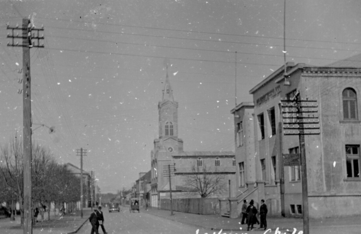 Plano general de calle Prat hacia la iglesia y municipalidad