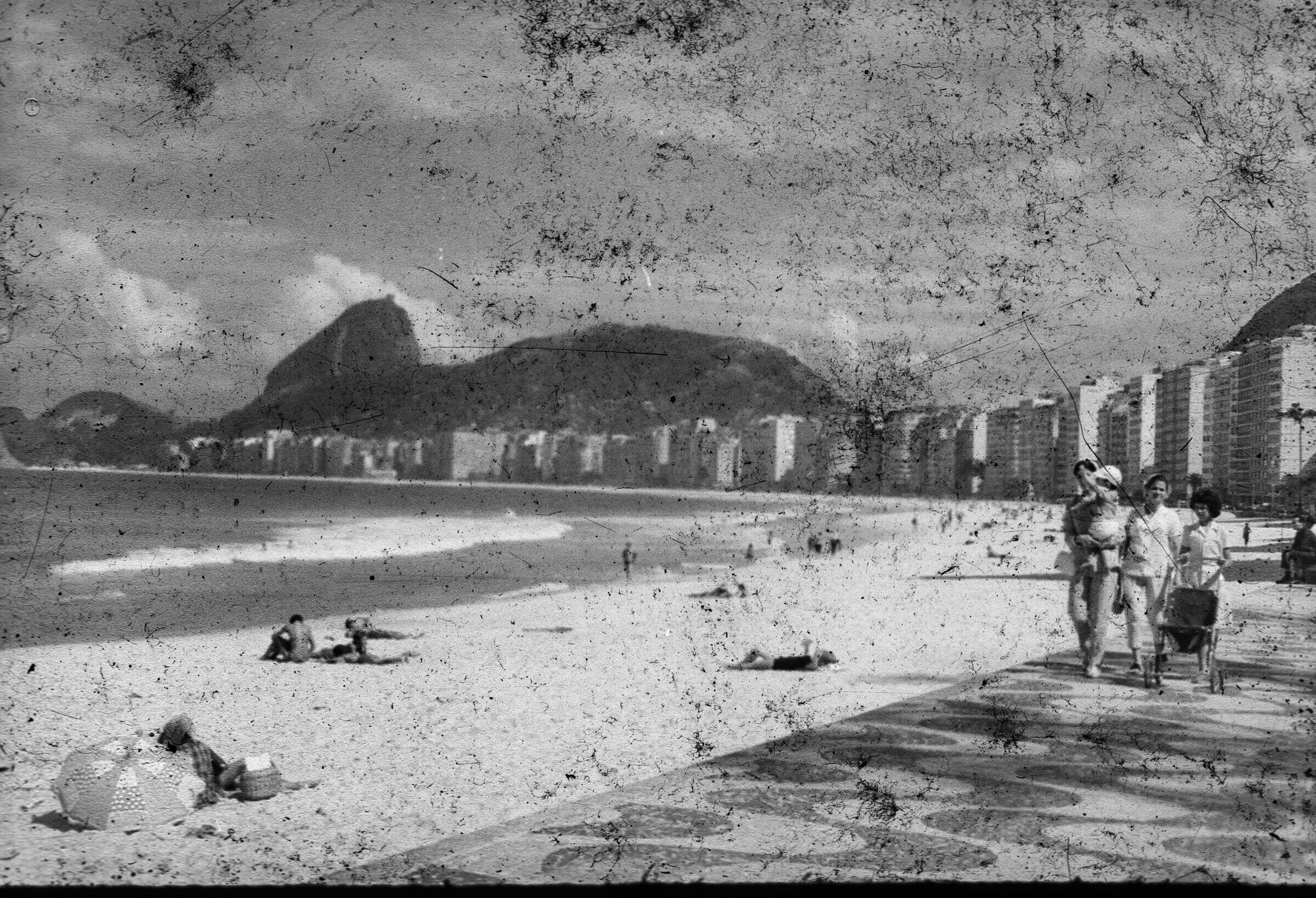Plano entero de personas caminando por la costanera de Copacabana en Rio de Janeiro