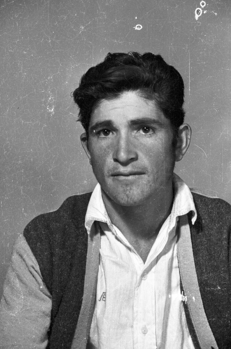 Retrato de estudio de Plano medio de un hombre posando de frente