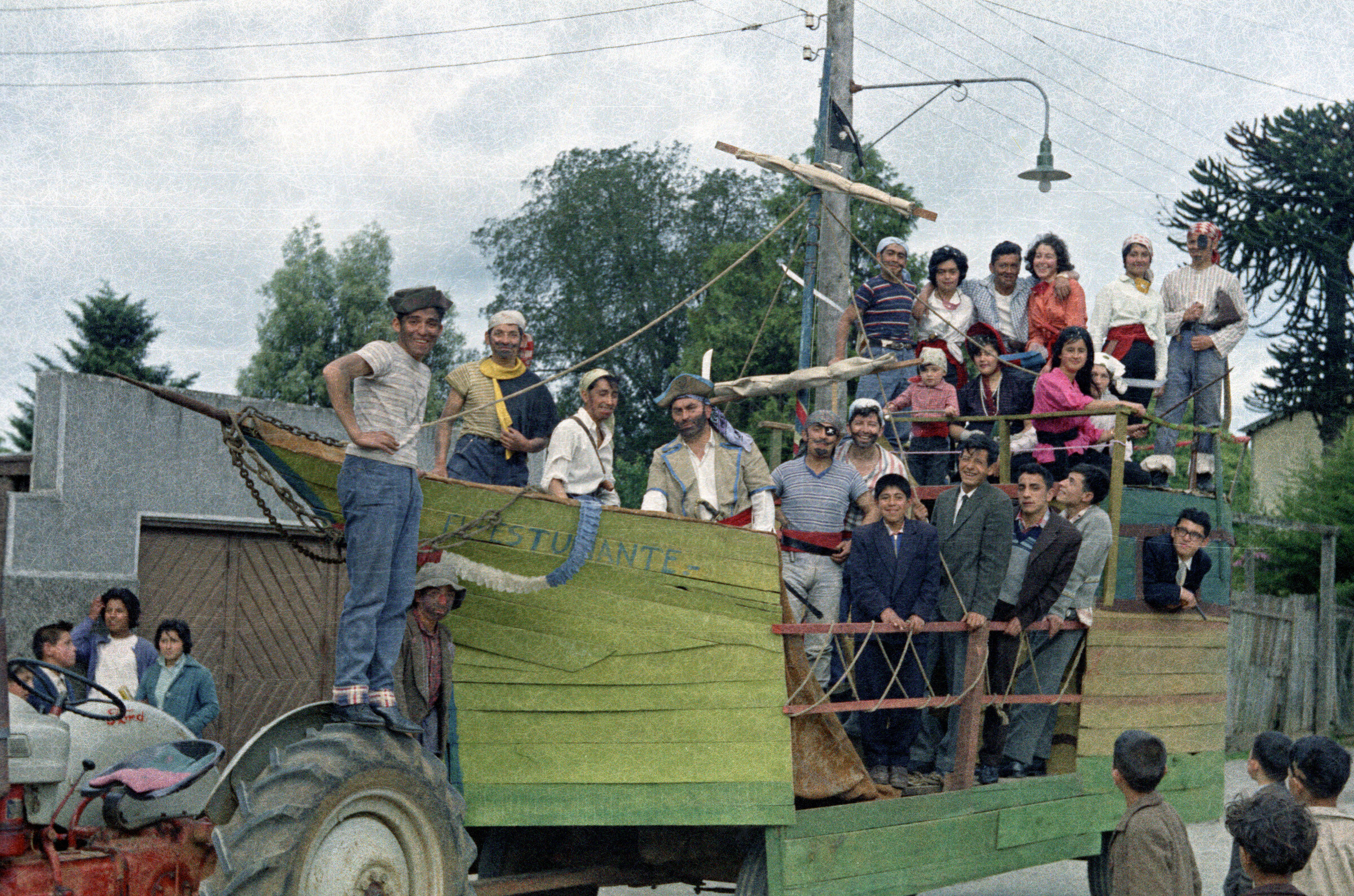 plano general de Hombres y Mujeres disfrazados sobre un carro alegórico caracterizado como un barco que recorre las calles de la Unión