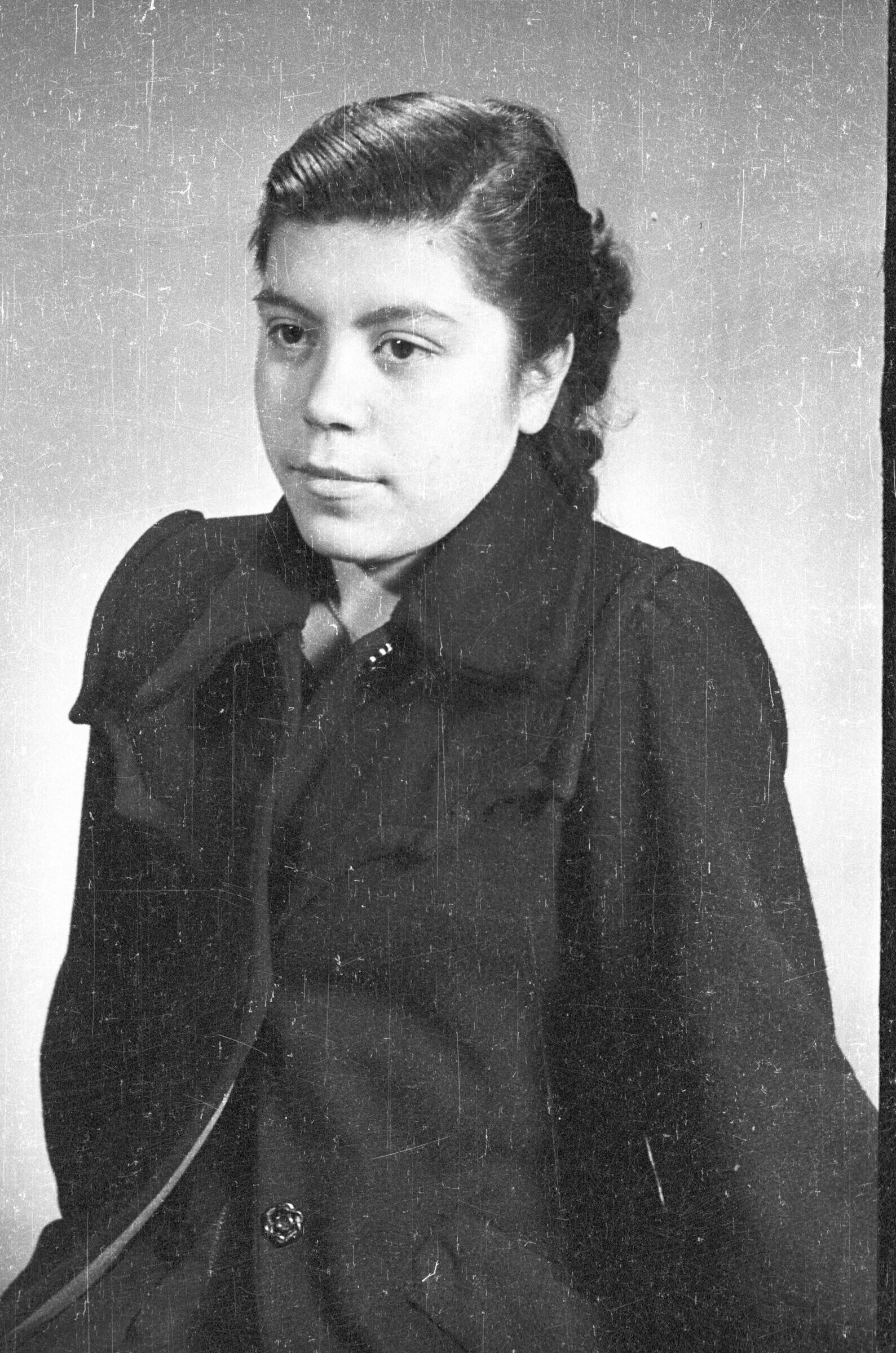 Retrato de plano de medio de mujer posando de medio perfil