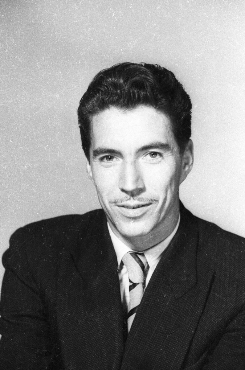 Retrato de estudio de Plano medio de Hombre con Traje sonriendo de frente