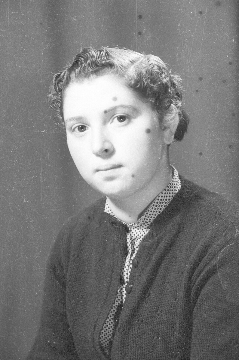 Retrato de estudio de Plano medio de Mujer de Medio perfil mirando hacia el frente