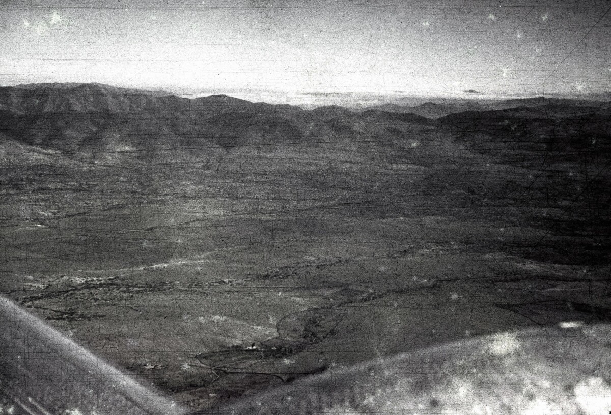 Plano general de una vista aérea de una zona montaÑOSa no habitada