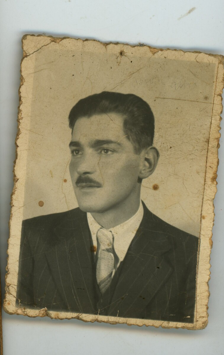Retrato de estudio de Plano medio de un hombre de Traje y bigote posando de Medio perfil