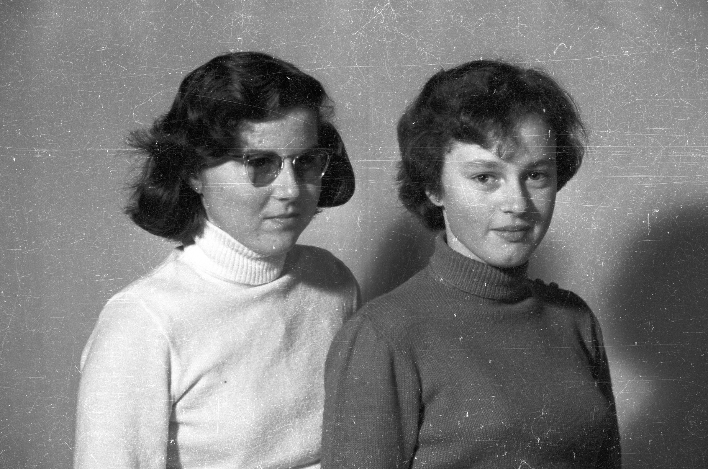 Retrato de estudio de Plano medio de dos mujeres con beatles de Medio perfil una de ellas con lentes