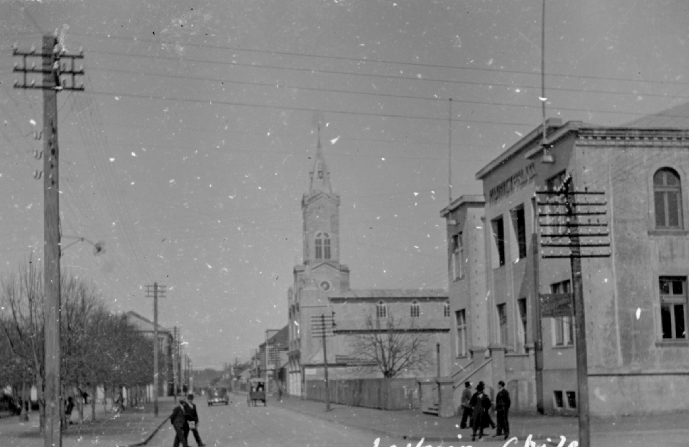 Plano general de calle Prat hacia la iglesia y municipalidad