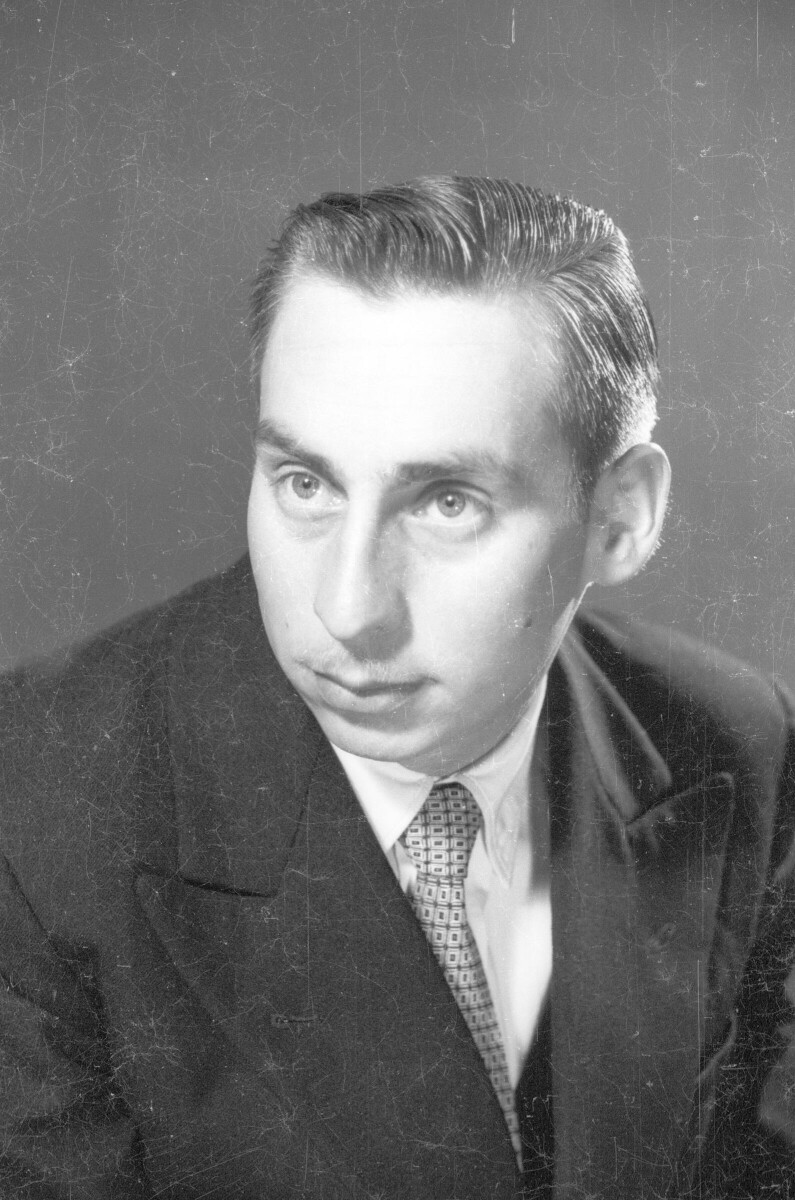 Retrato de estudio de Plano medio de un hombre de Traje posando de Medio perfil
