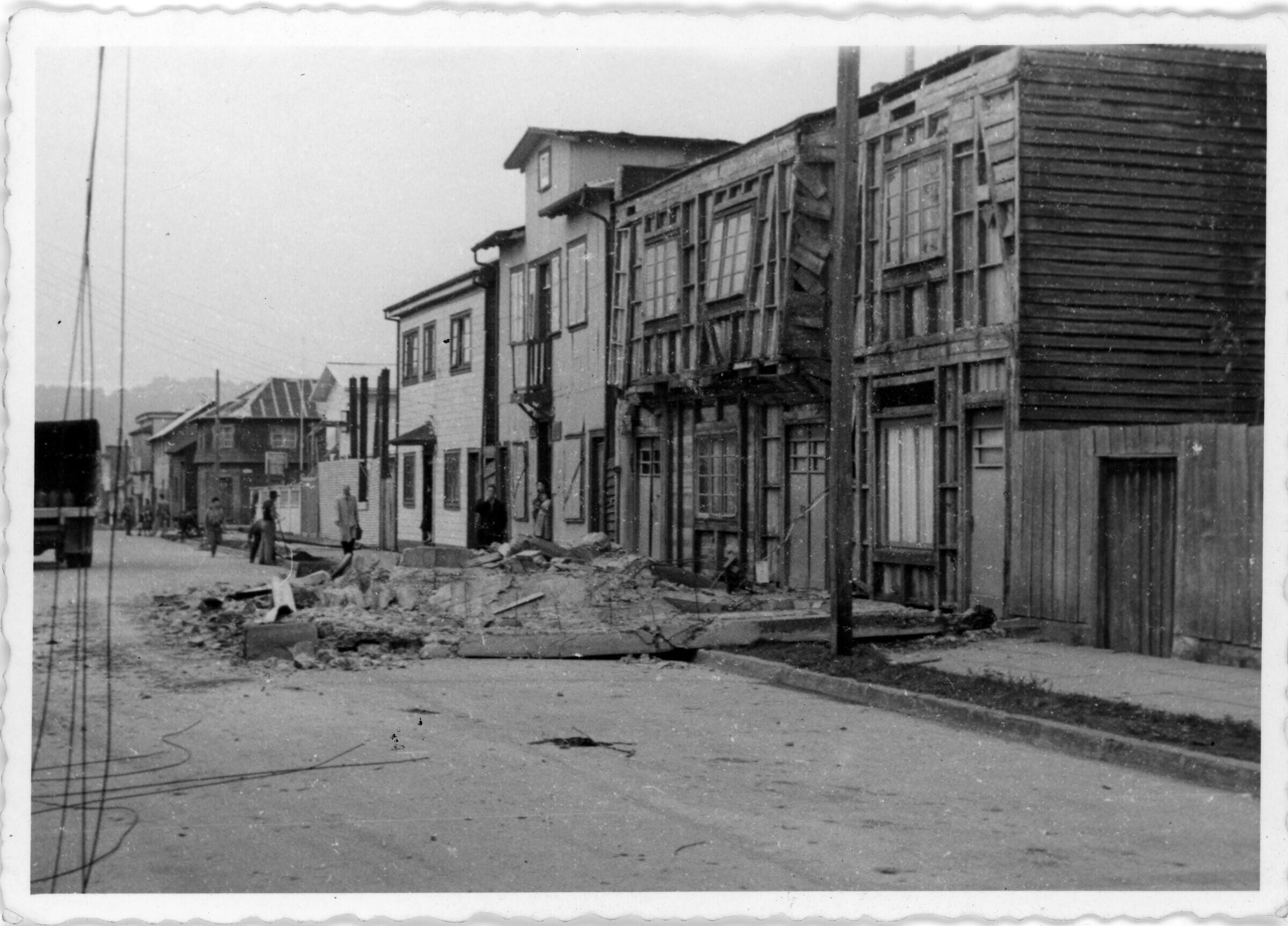 Plano general de los escombros de la fachada de una casa destruída producto del terremoto de 1960. La Unión.