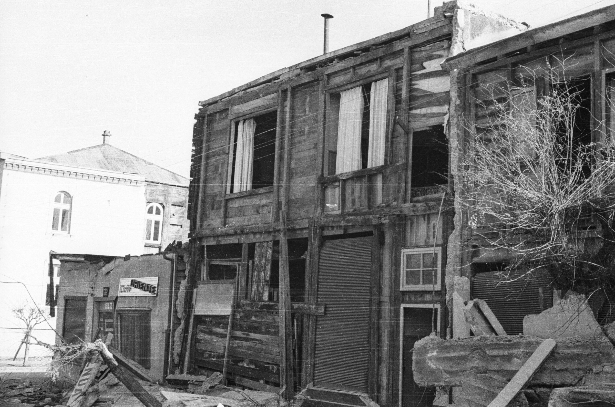 Plano entero de local comercial dañado por el terremoto del 60'.