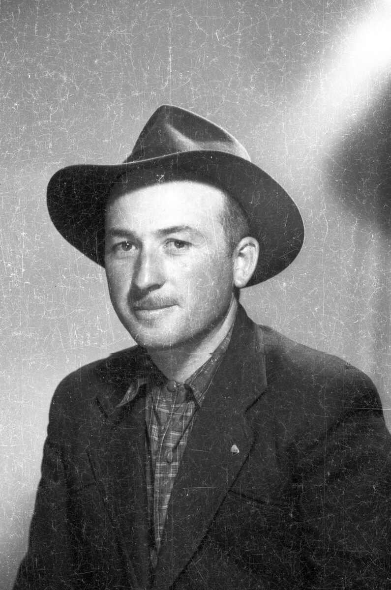 Retrato de estudio de Plano medio de un hombre de Traje posando de frente con un sombrero