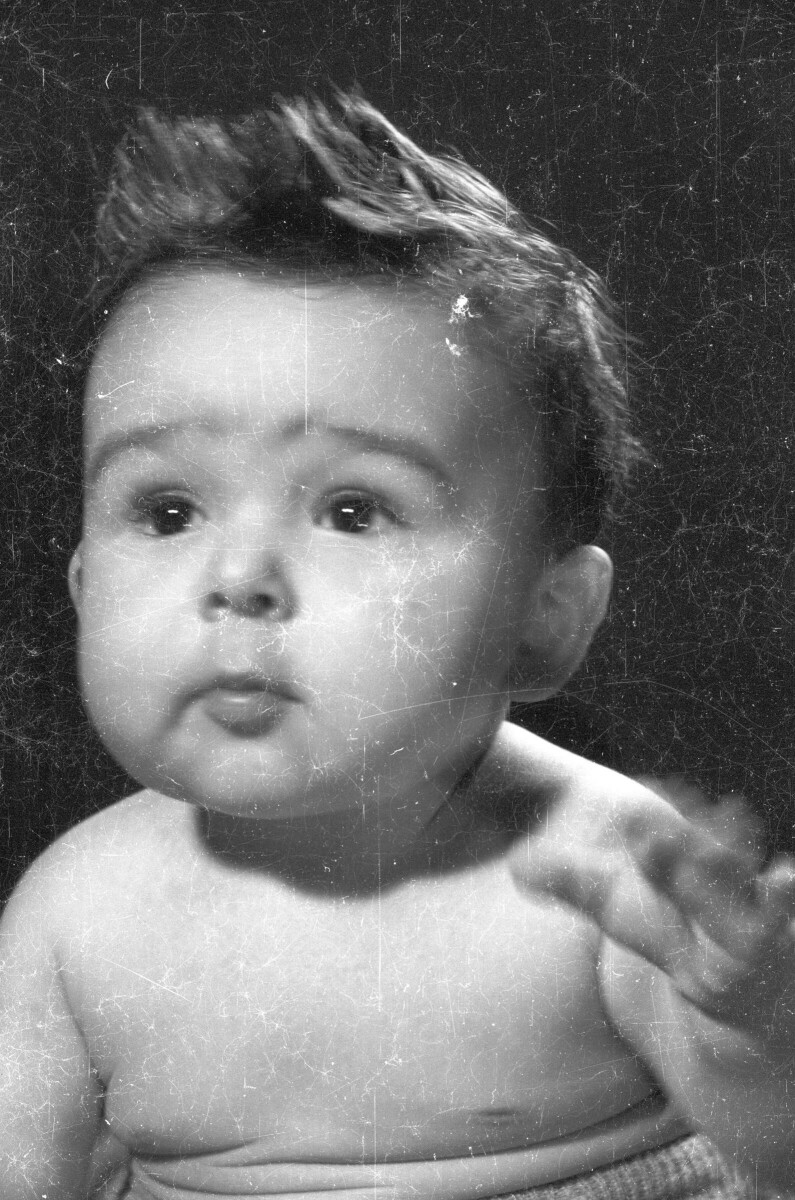 Retrato de estudio de Plano medio de una Bebé desnuda posando de Medio perfil