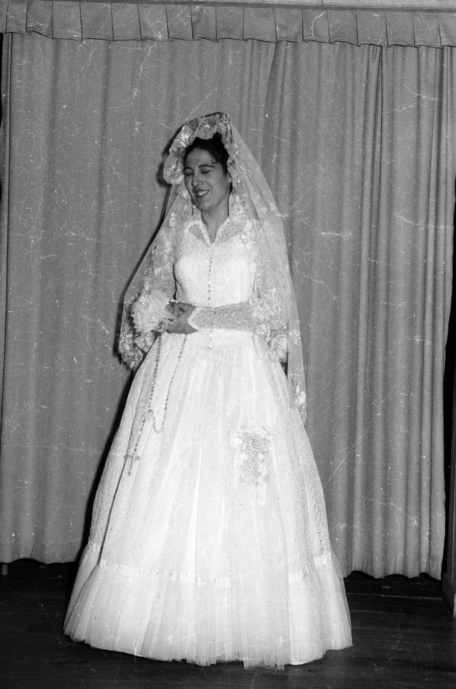 Retrato de estudio de Plano entero de novia de pie riendo