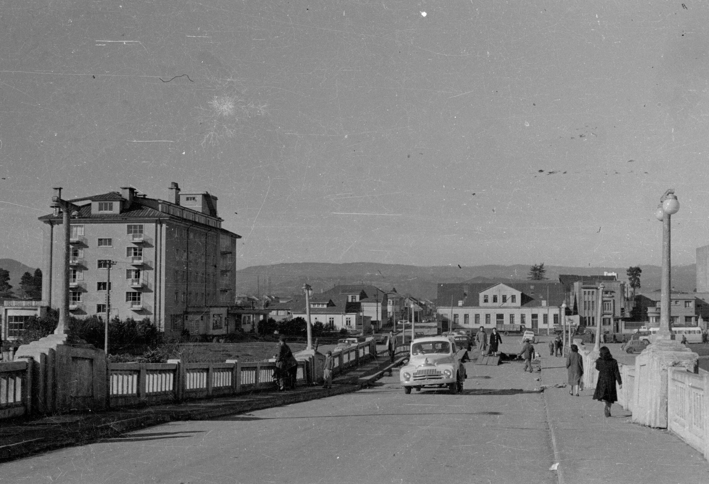 Plano general de mujeres y hombres transitando por el puente Pedro de Valdivia, para el terremoto del 60', Valdivia