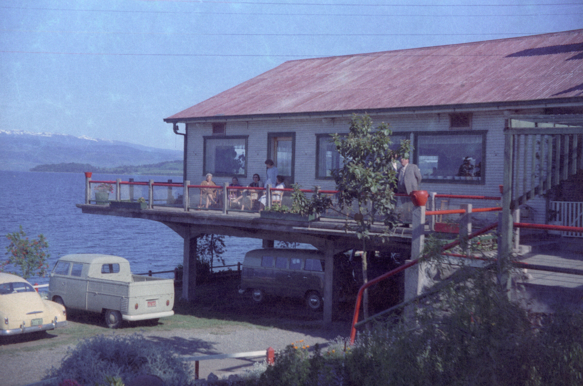 Plano general Hombres y Mujeres en una terraza con vista a Lago Ranco del Hotel de Puerto Nuevo