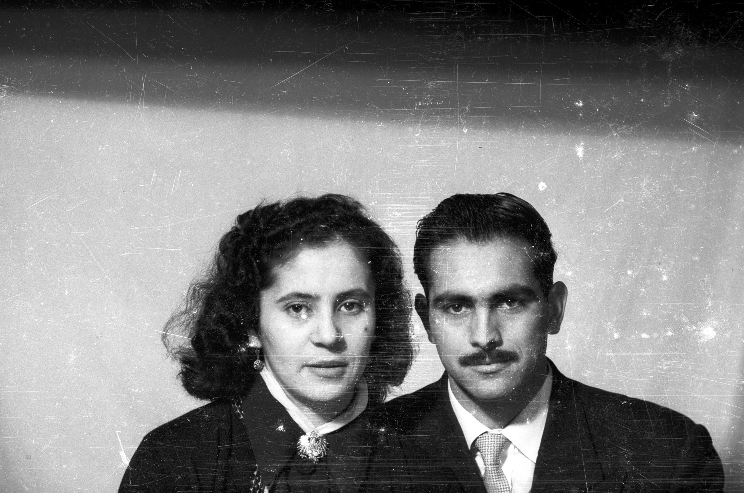 Retrato de estudio Primer plano de Sonia Barichivich y Guido Barsotto, mirando de frente