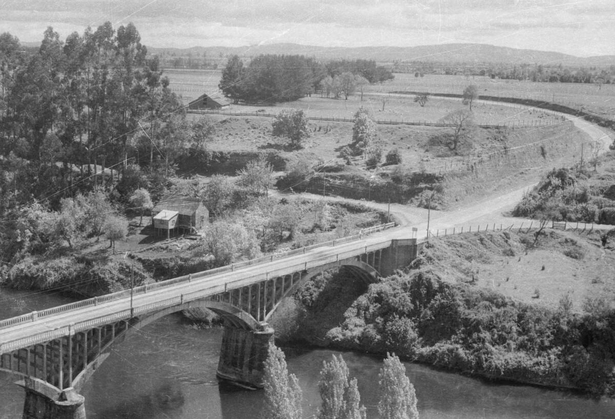 Plano general de puente de RÍO Bueno tomada desde las alturas.