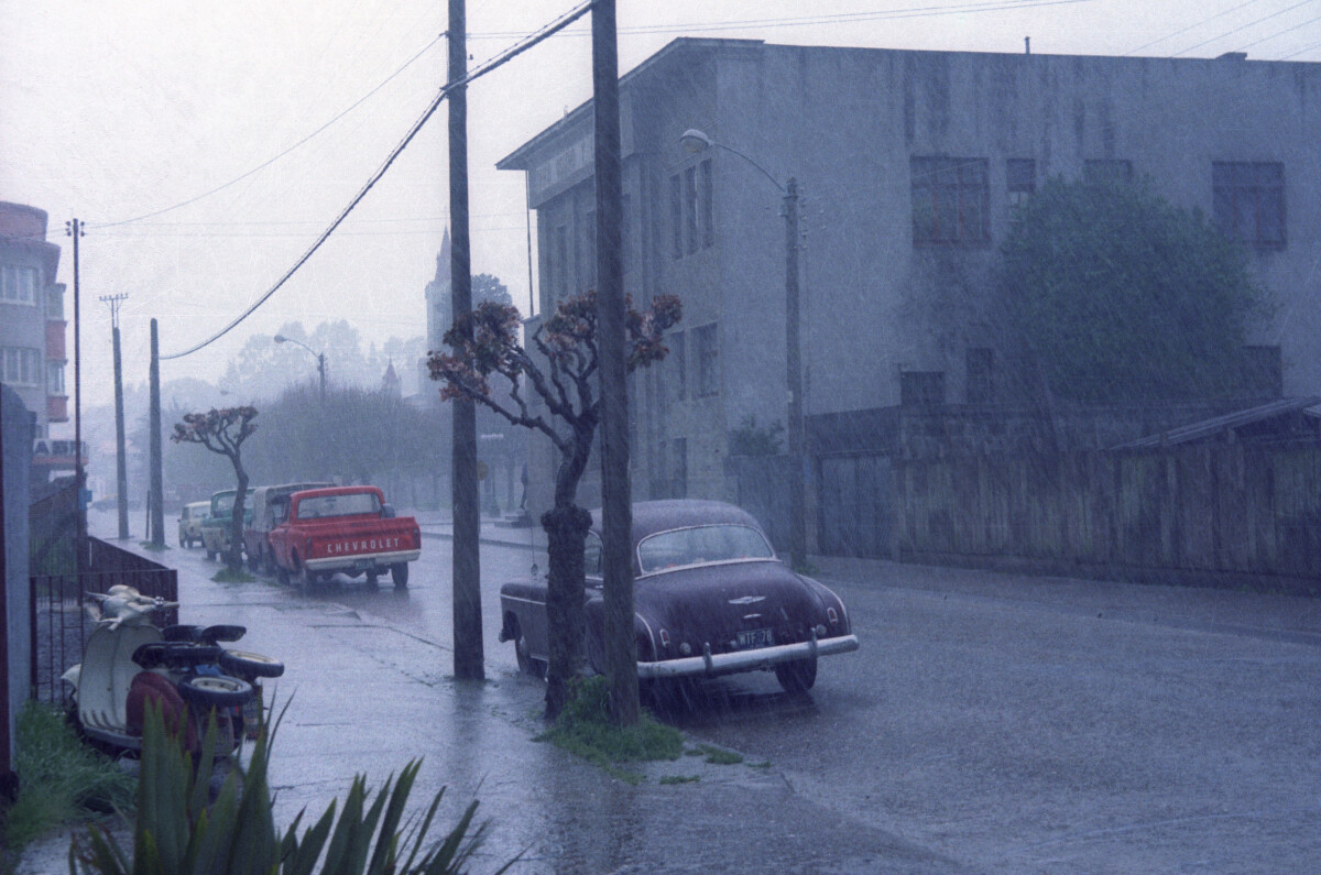 Plano general de una calle pavimentada en un día de lluvia