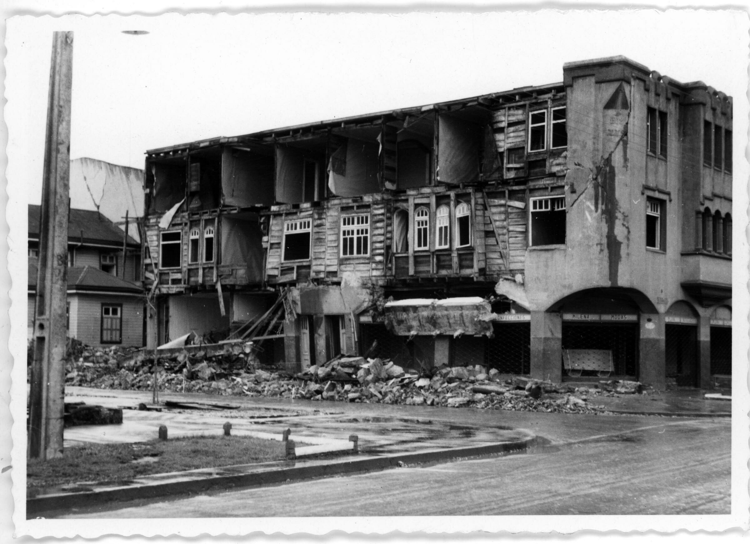 Plano general del derrumbe del edificio donde se encontraba la tienda Milena Mondas, producto del terremoto de 1960. Puerto Montt