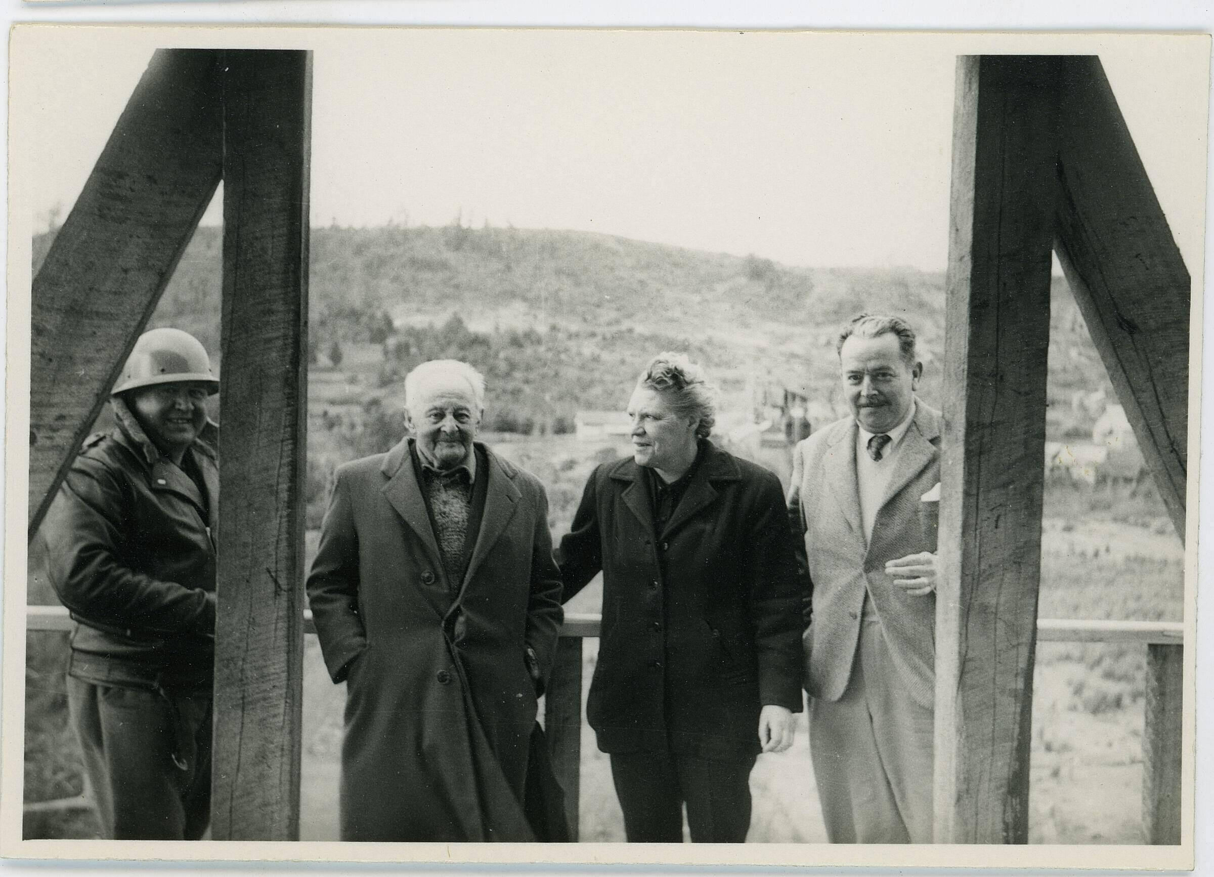 plano general de Olga Boettcher reunida con tres hombres, en el interior de una infraestructura no identificada en construcción. La fotografía fue tomada durante la visita de la gobernadora a la mina de Catamutún