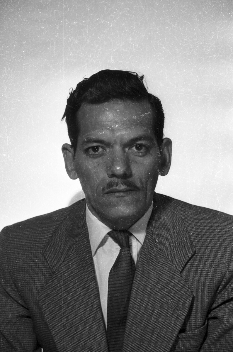 Retrato de estudio de Plano medio de un hombre de Traje posando de frente