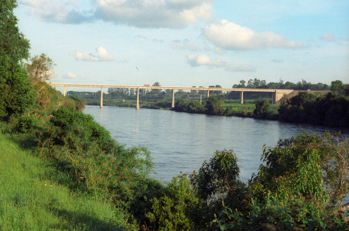 Vista general hacia el puente presidente Ibáñez en río Bueno
