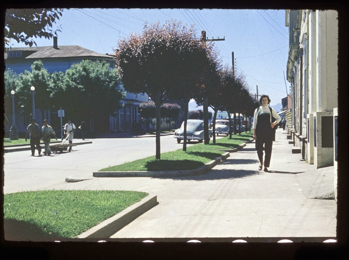 Retrato de plano entero de Marta Walburg caminando por la calle Del Salvador en Puerto Varas