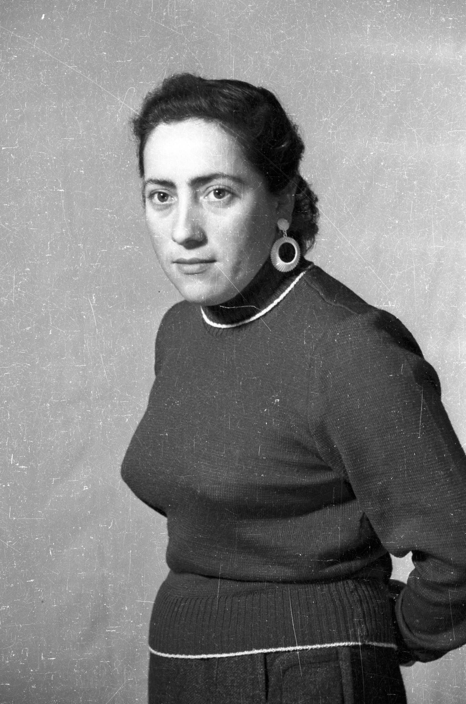 Retrato de estudio de Plano medio de Mujer con chomba de Medio perfil con las manos atrás