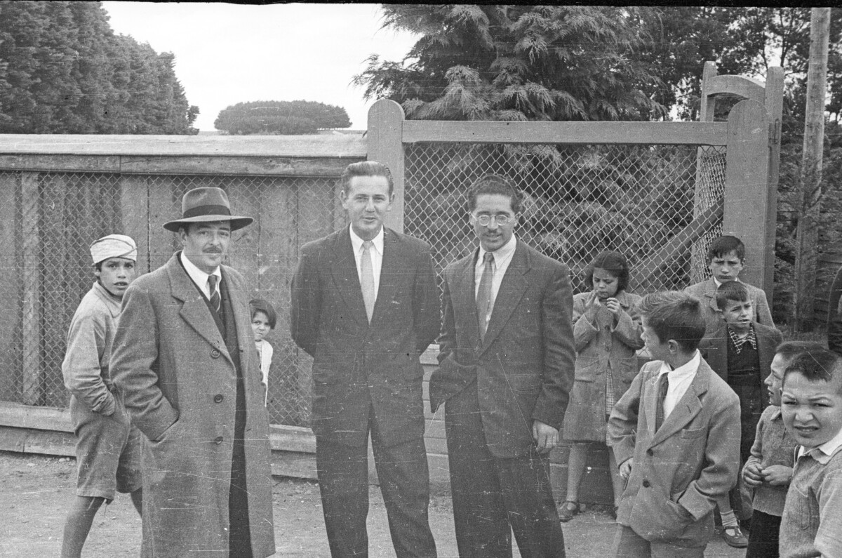 Plano entero de Grupo de hombres y niños posando