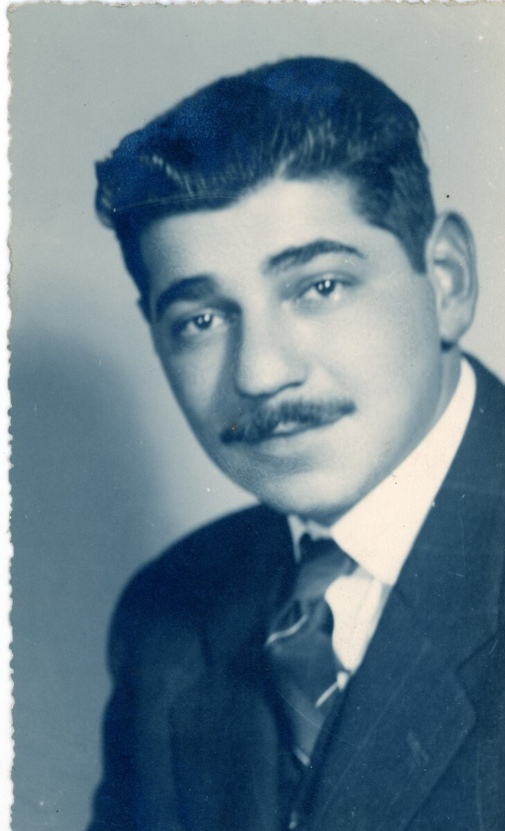 Retrato de estudio de Plano medio de un hombre de Traje y bigote posando de frente