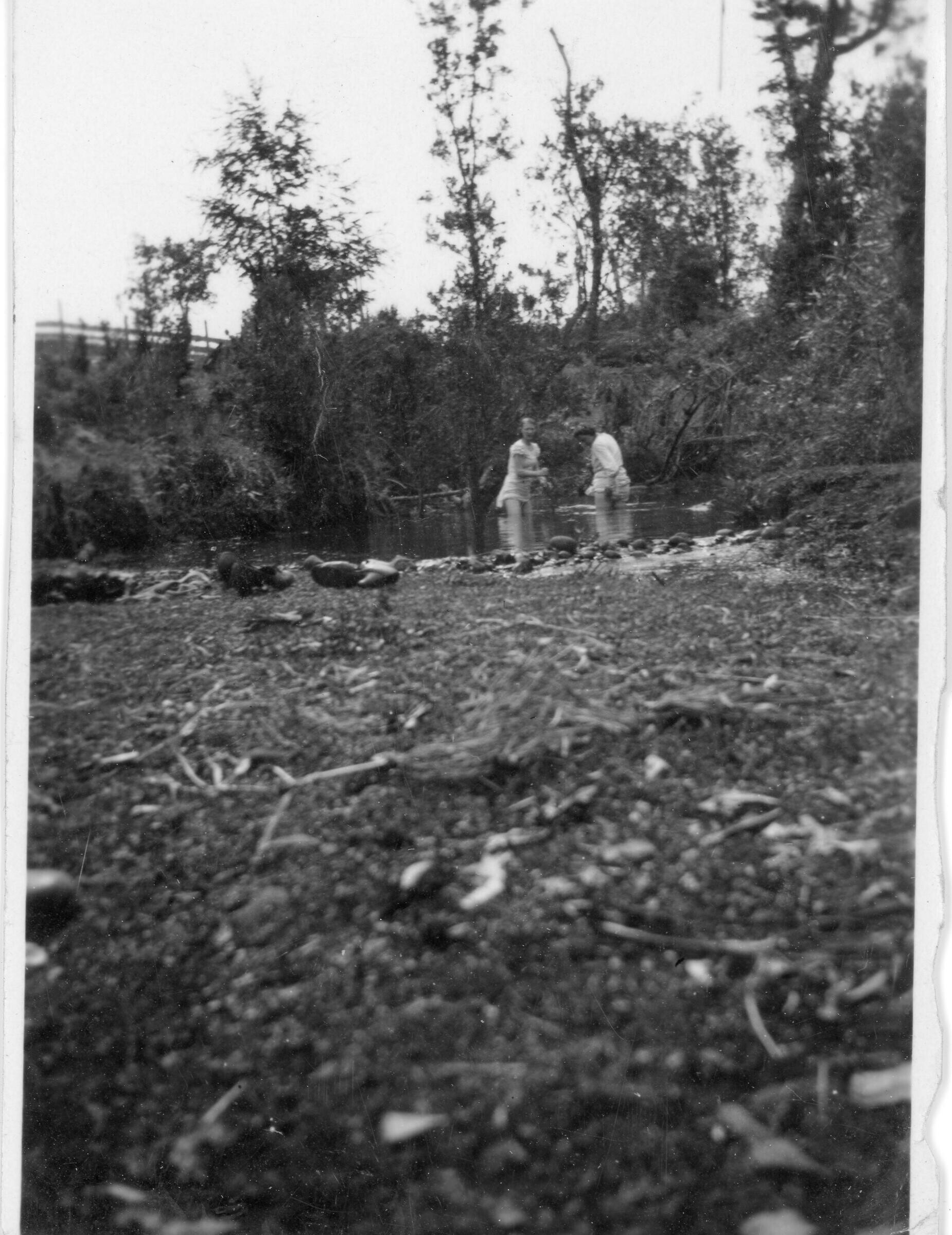 plano general de dos mujeres bañándose en un río no identificado.
