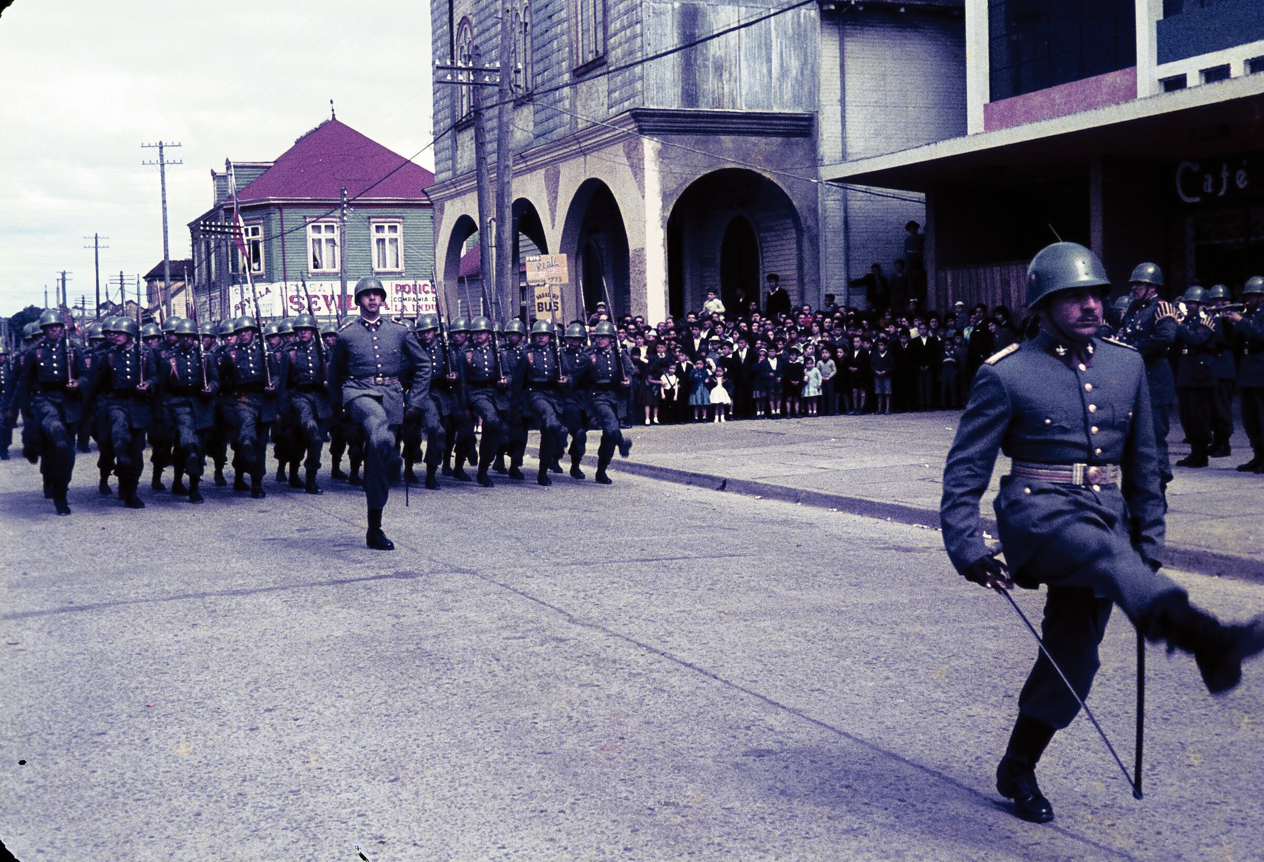 Plano entero de militares desfilando en calle Prat frente a plaza de la Concordia de La Unión
