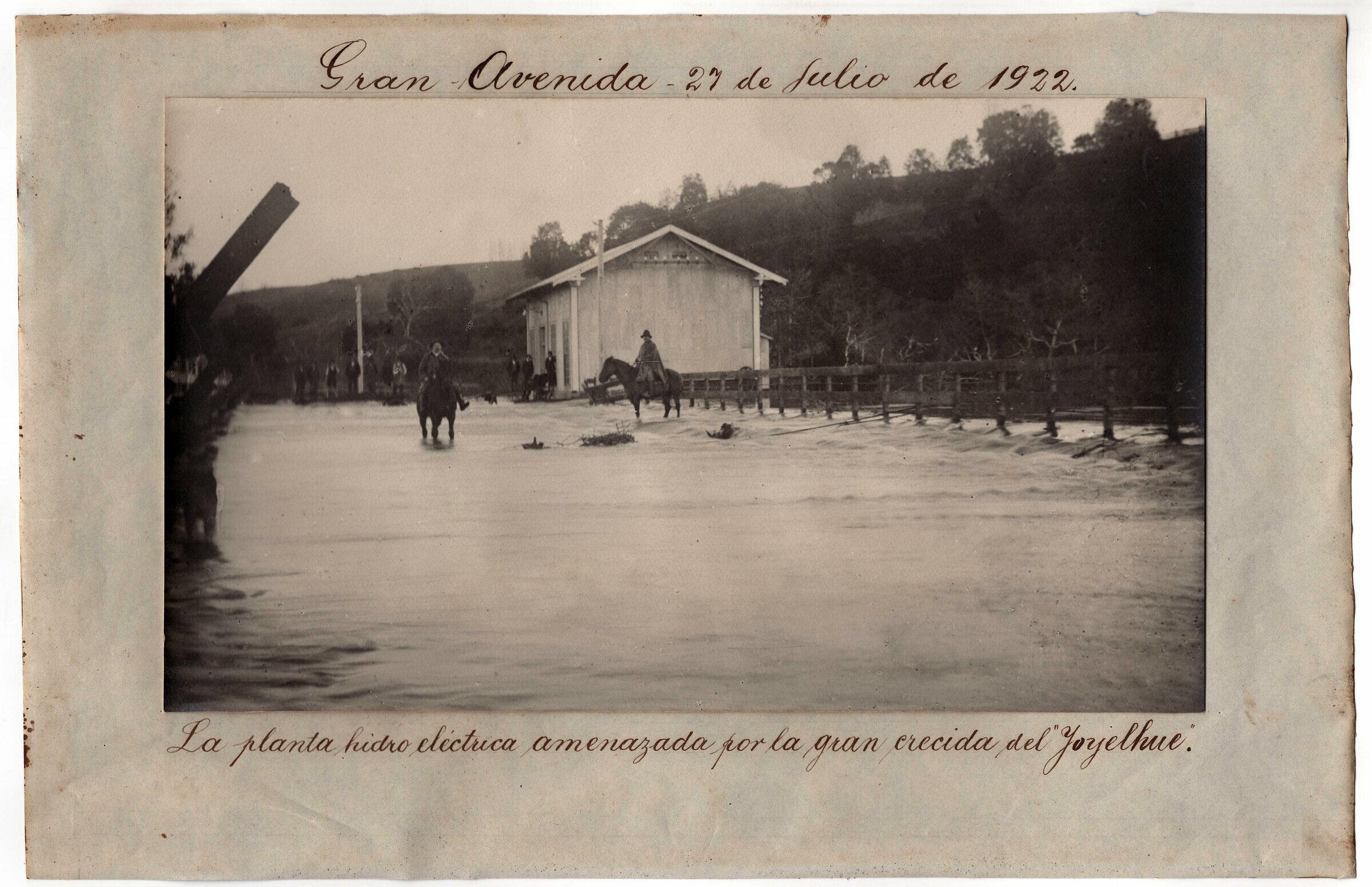Vista de la Turbina del rio Llollelhue durante la gran avenida de 1922