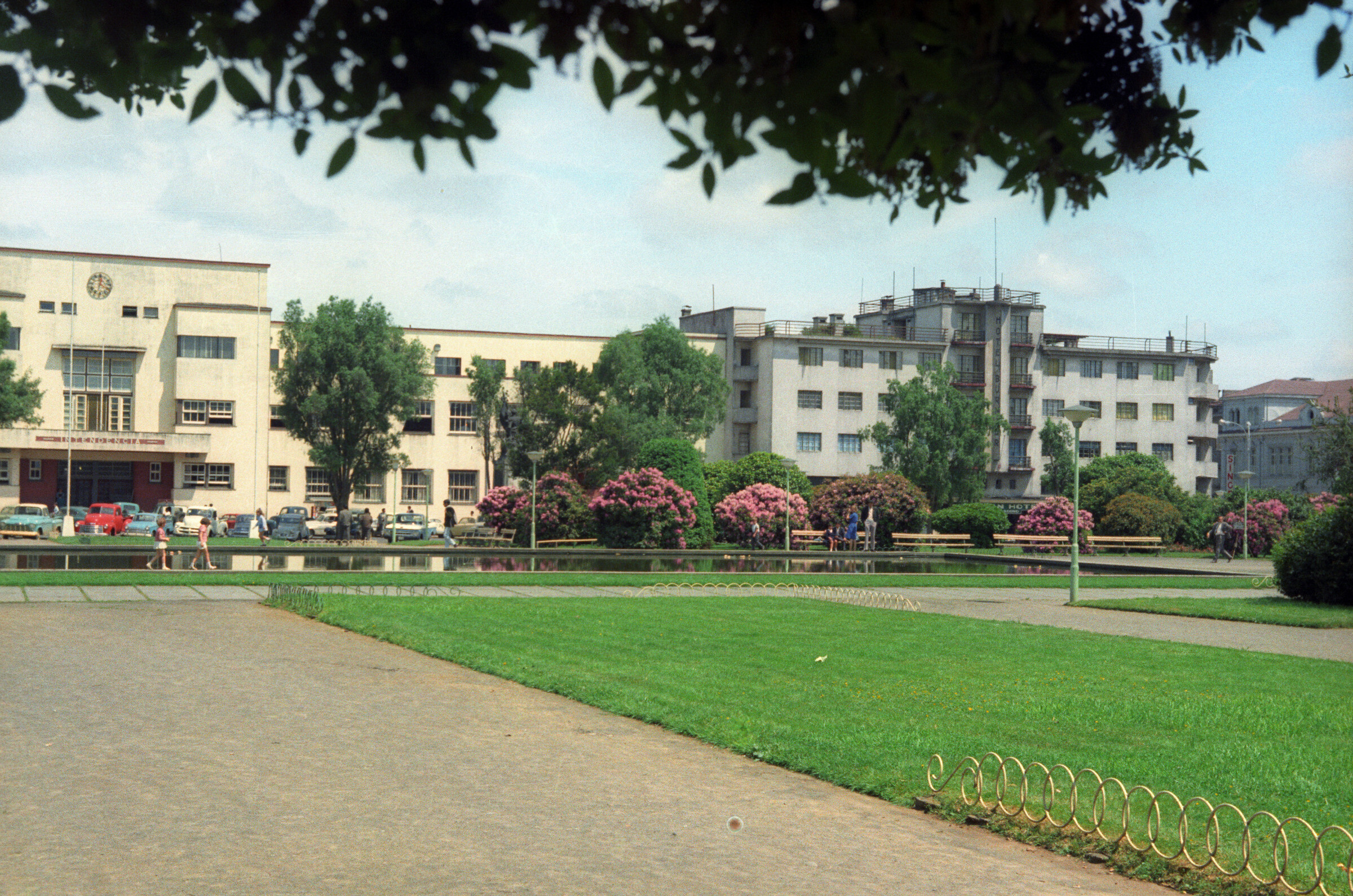 Plano general de la plaza de armas de Osorno. En el fondo se pueden observar los edificios que la rodean