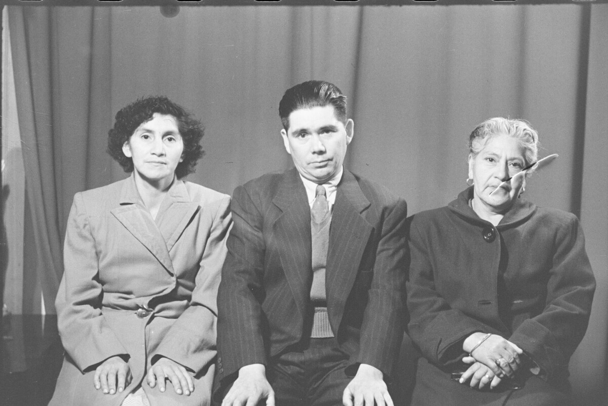 Retrato de estudio Plano americano de Mujer con abrigo, Hombre con Traje y Mujer mayor con abrigo, sentados mirando de frente