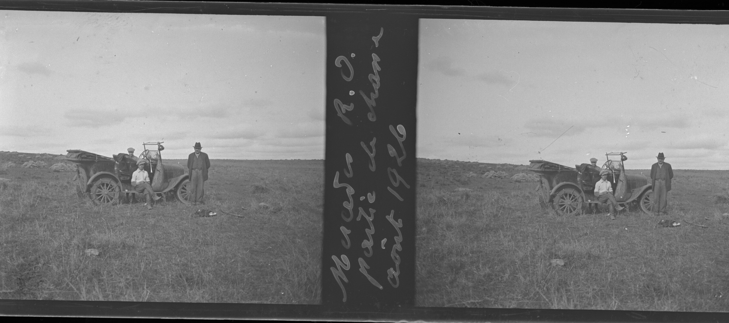 Imagen estereoscópica. Retrato de plano entero de tres hombres junto a un tractor en el prado de un lugar no identificado. Escrito en la plaza ' 1926'