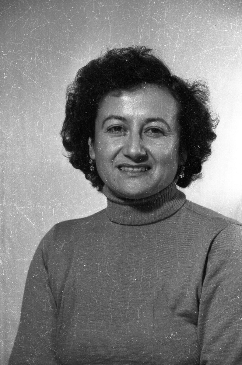 Retrato de estudio de Plano medio de una mujer de pelo corto, sonriendo mientras posa de frente