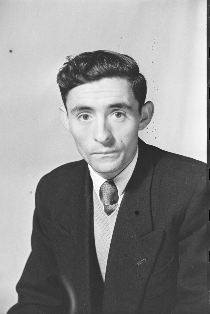 Retrato de estudio de Plano medio de Hombre de Medio perfil con Traje mirando hacia el frente