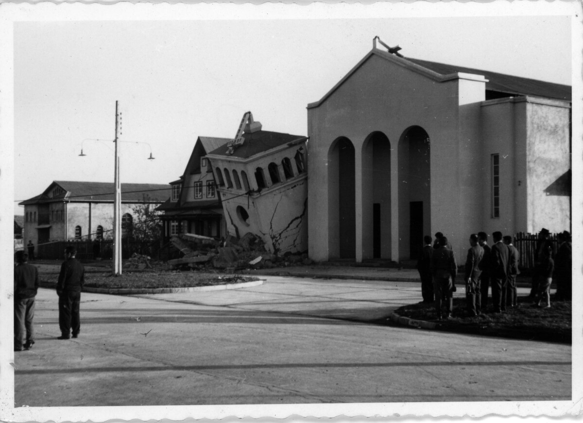 Plano general de la parroquia Inmaculada Concepción de Rio Bueno. Se puede observar la torre lateral derrumbada por el terremoto de 1960 y un grupo de personas reunidas en la esquina