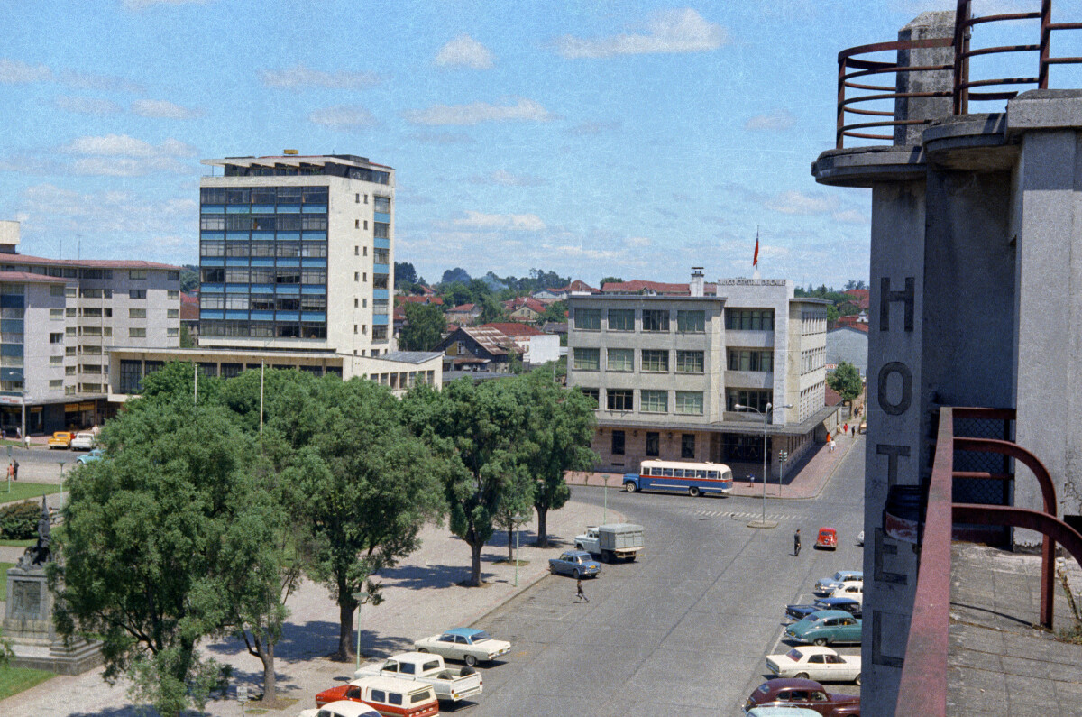plano general de calle O'higgins. Se puede observar la plaza de Armas y el banco central de Chile en el fondo. Fotografía tomada desde lo alto del Gran Hotel Osorno