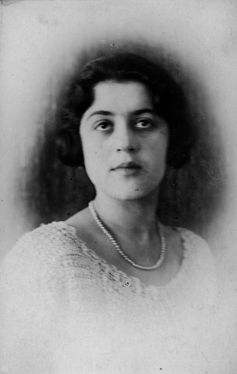 Retrato de plano medio largo  de una mujer posando de frente