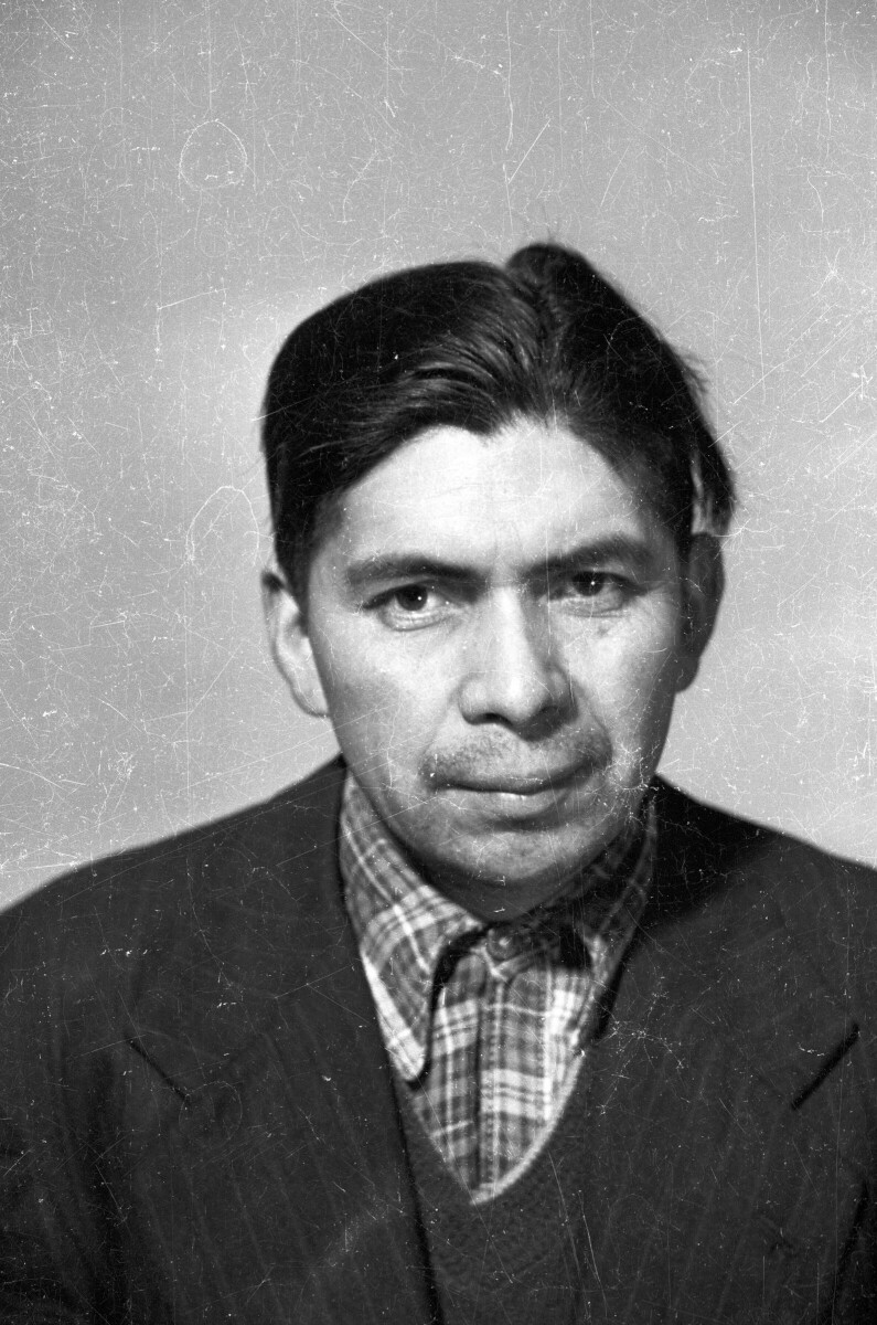 Retrato de estudio de Plano medio de Hombre con Traje mirando de frente