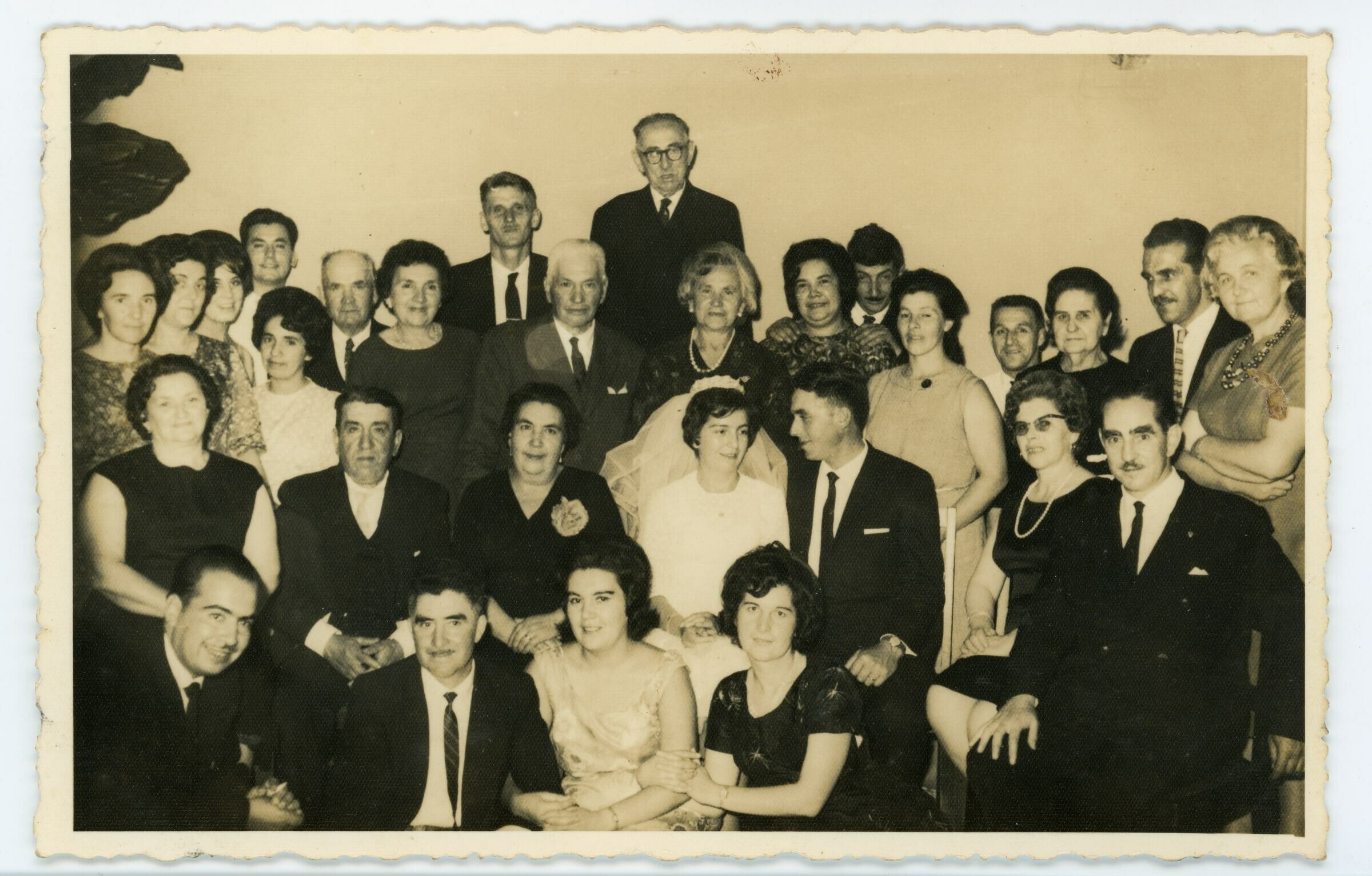 Grupo de personas de pie y sentadas en fiesta de matrimonio