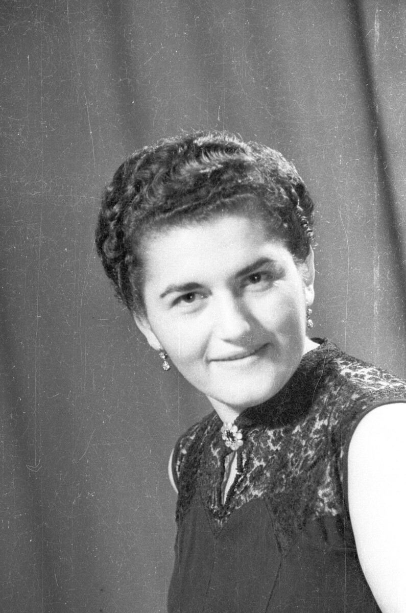 Retrato de estudio de Plano medio de Mujer con Vestido de Medio perfil mirando hacia el frente