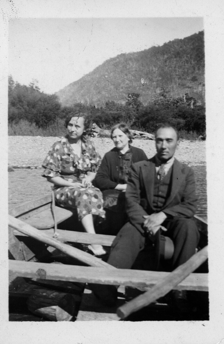 Retrato de plano entero de dos mujeres y un hombre, posando en el interior de un bote, a orillas del RÍO Calcurrupe.