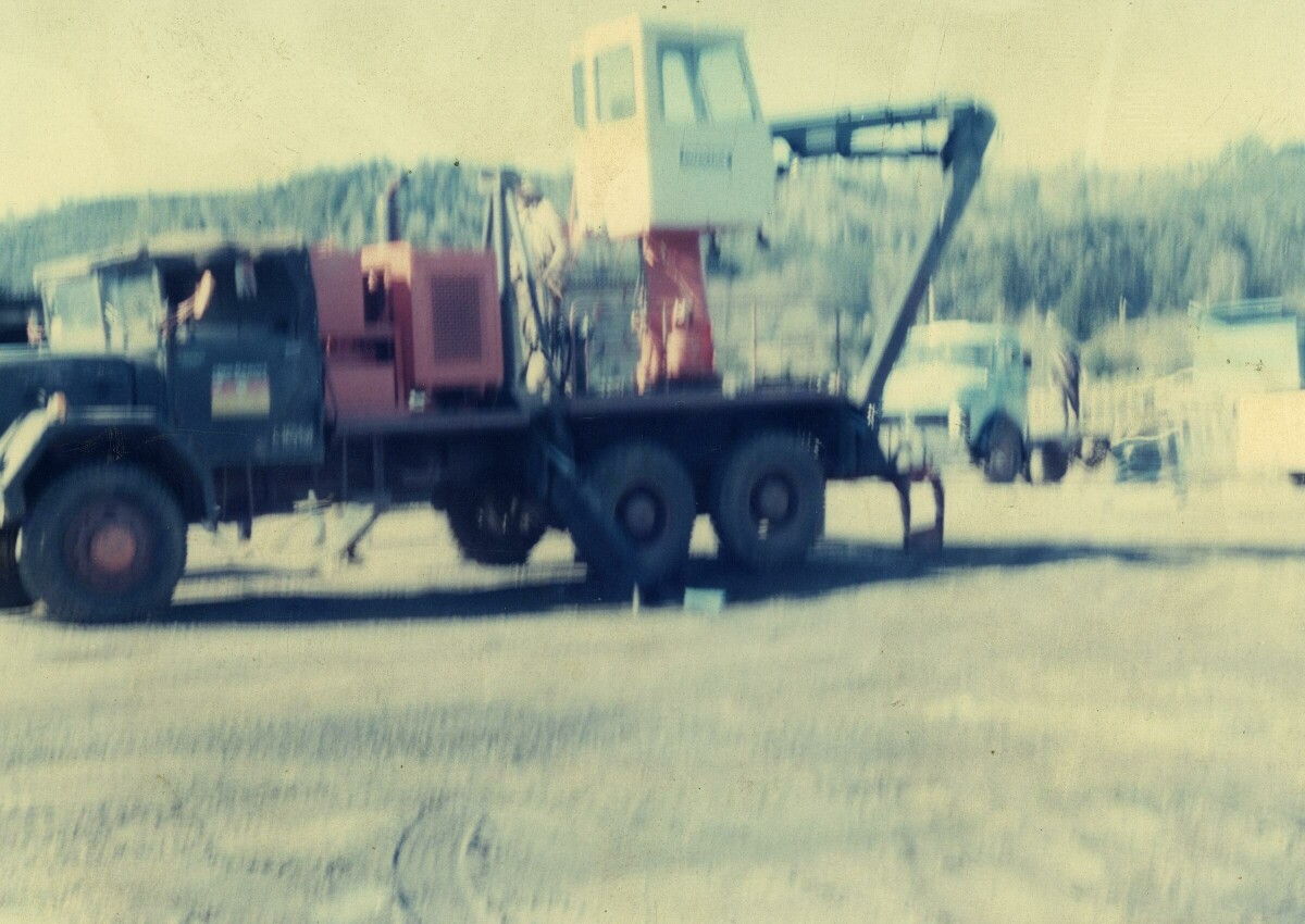 Plano entero de un camión con un brazo hidráulico sobre la carrocería, ubicado en la Compañía carbonífera San Pedro de Catamutún