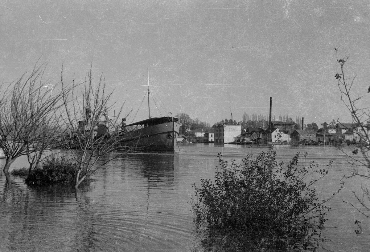 Plano general de barco y embarcación navegando por el RÍO Calle Calle después del terremoto del 60'