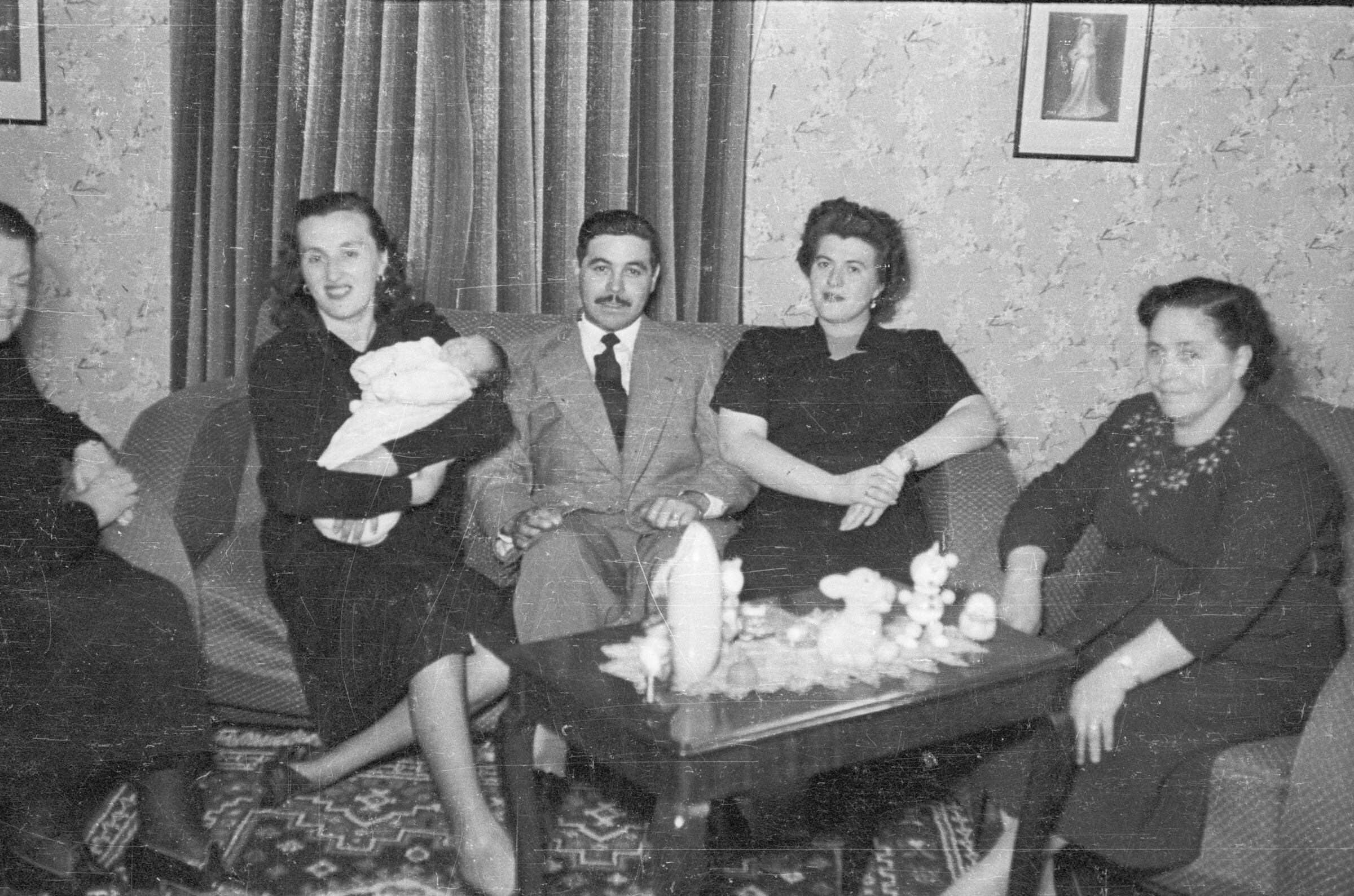 Retrato grupal de Marina Delgado, Águeda Delgado, Guacolda Delgado, Luis Espinoza Delgado, Roberto Espinoza, Inés Vera de Espinoza sentados en el living de una casa.